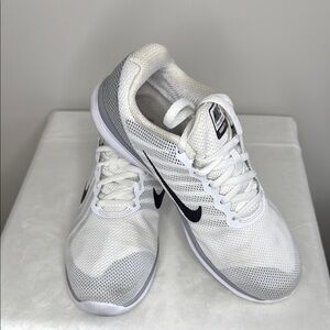 NIKE Training WOMEN White and Gray Sneakers SIZE 7.5 IN SEASON TR6